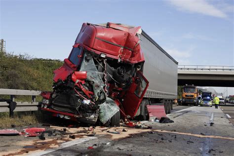 Schwerer Unfall Zwischen Drei Lastwagen A3 Bei Frankfurt Voll Gesperrt