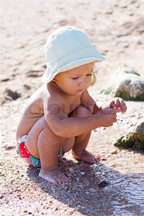 cute baby leger på stranden Stock foto Colourbox