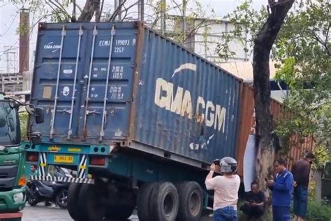 Foto Truk Trailer Tabrak Tembok Pabrik Dan Terperosok Ke Selokan Di