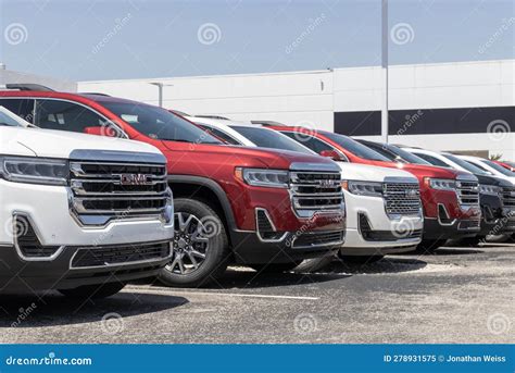 Gmc Acadia Suv Display At A Dealership Gmc Offers The Acadia In Sle