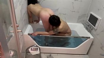 彼氏がいるのにノリで男友達とラブホのお風呂入って浮気しちゃう女子大生 XVIDEOS