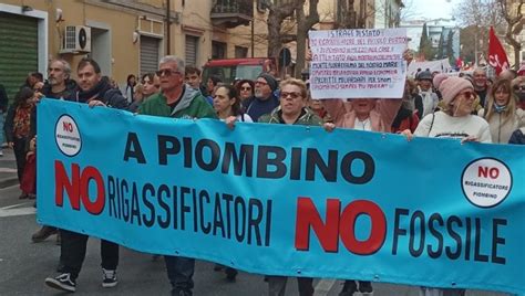 Piombino In Migliaia Contro Il Rigassificatore Contestato Il Sindaco