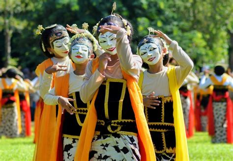 Jenis Tari Topeng Cirebon Disertai Sejarah Filosofi Dan Gerakannya