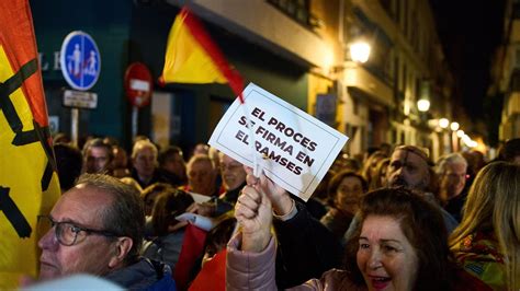 Fotos de la manifestación contra la amnistía ante la sede del PSOE en