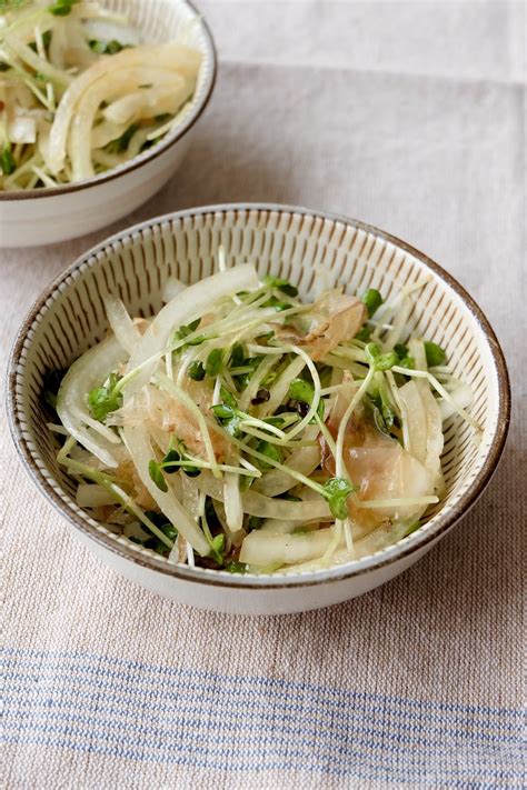 玉ねぎとかいわれ大根の和風サラダ【平日の時短ごはんレシピ】 ゆり子のおいしい暮らし