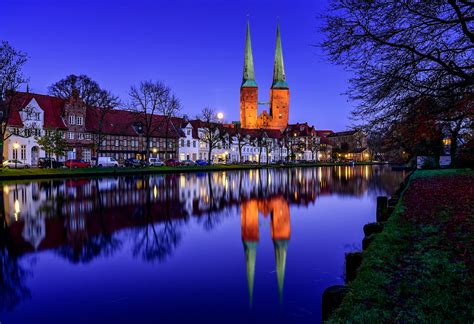 Der Mond Geht Auf In Der Hansestadt Lübeck Foto And Bild