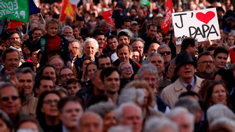 Decenas de miles de personas marchan en París en contra de la