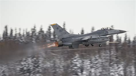 Download wallpaper: F16 Fighting Falcon 3840x2160