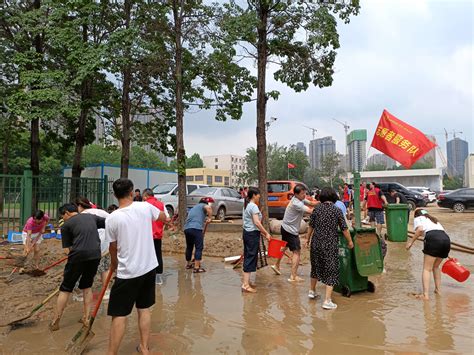 河南中医药大学第三附属医院 防汛一线，志愿者牢筑“红色堤坝”