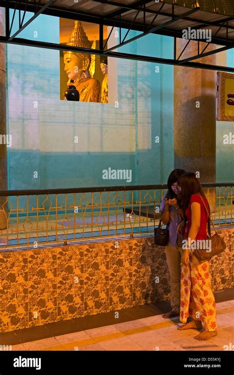 Shwedagon Paya Myanmar Yangon Hi Res Stock Photography And Images Alamy