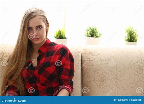 Junge Blonde Frau Sitzen Auf Sofa Im Raum Stockfoto Bild Von Frei Freizeit