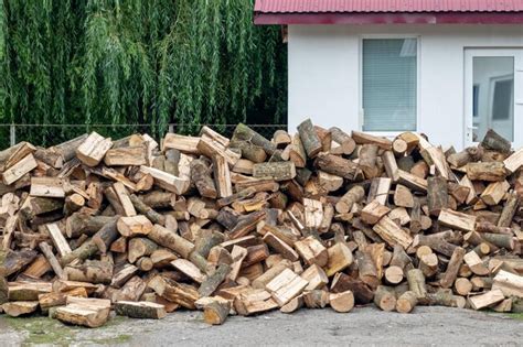 Uma Pilha De Lenha Para Aquecimento No Inverno No Quintal Da Fazenda