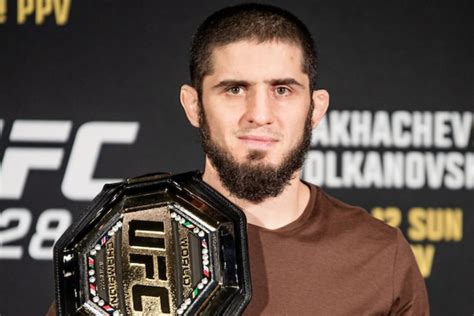 Islam Makhachev revela que lesão pode adiar defesa de título no UFC