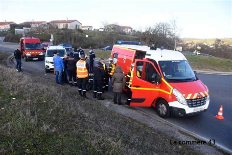 Bas En Basset Une Voiture Et Une Moto Se Percutent Sur Un Rond Point