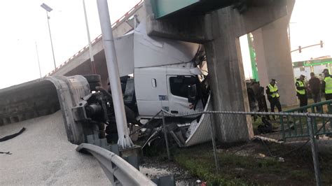 Vuelca tráiler en la carretera Lechería Texcoco La Jornada Estado de