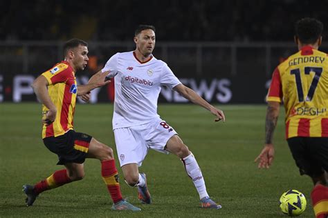 La Roma Impatta Contro Il Lecce Mourinho Fermato Sul Pareggio