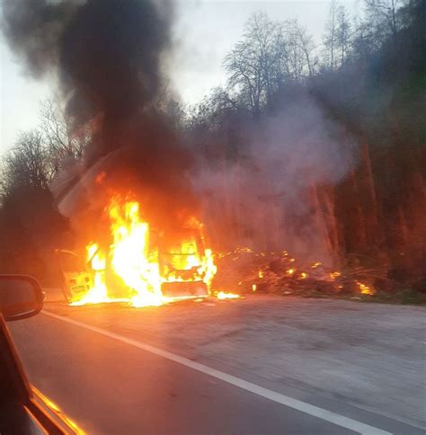 Buktinja Na Putu Zapalio Se Automobil Kod Para Ina Vatra Kulja Na Sve