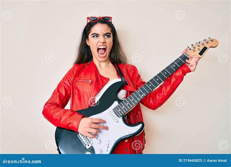 Chica Adolescente Morena Tocando Guitarra El Ctrica Enojada Y Loca