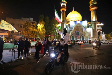 Warga Iran Rayakan Serangan Balasan Garda Revolusi Ke Israel Foto 4