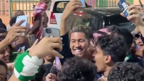 Watch Roberto Firmino Gets Mobbed By Al Ahli Fans As He Arrives In