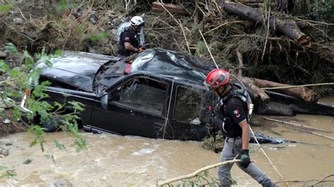 Lluvias en Nuevo León fuerte corriente arrastra camioneta y muere