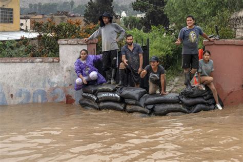 Per Golpeado Por Fuertes Lluvias E Inundaciones Devastadoras Sabre