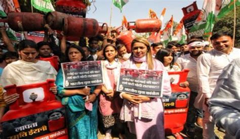 Delhi Congress Protests Against Rising Fuel Prices Women Party Workers