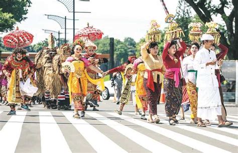 MEMPERINGATI HARI SUMPAH PEMUDA DENGAN KARNAVAL BUDAYA Koran Jakarta