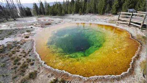 La Storia Del Misterioso Lago Dalle Acque Sulfuree Colorate In Sicilia