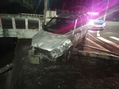 Carro fica pendurado após perder o controle derrubar poste e bater em