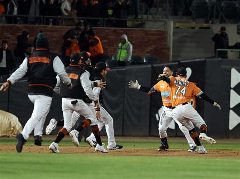 C Sar Salazar Se Visti De H Roe Y Naranjeros Toma Ventaja En La Semifinal