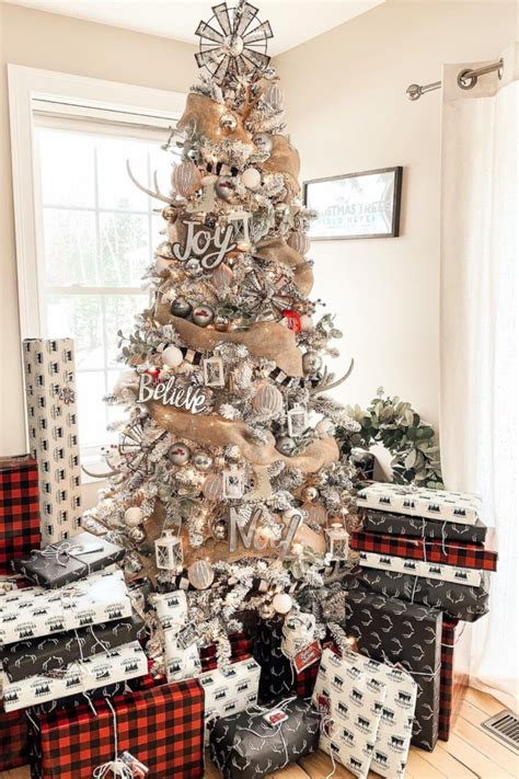 37 Farmhouse Christmas Tree Ideas That'll Put You In The Spirit