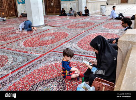 Shiraz Iran 19 April 2017 Iranian Muslim Woman Dressed In A