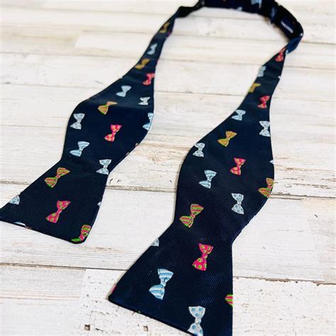 Saddlebred Accessories Saddlebred Bow Tie Mens Navy Blue Printed