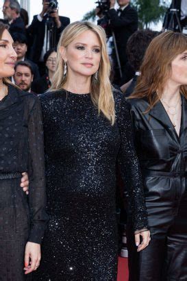 Virginie Efira Enceinte Elle Rayonne En Robe Longue Scintillante Et