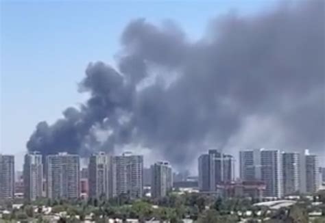 Violento incendio arrasa con fábrica de plásticos en San Joaquín