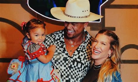 Filha de Léo Santana e Lore Improta Liz se diverte em festa de São