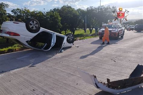 Acidente Envolvendo Carros E Uma Moto Deixa Duas V Timas