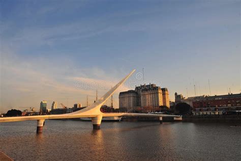 Le Pont Des Femmes Puente De La Mujer Est Une Passerelle Tournante Pour