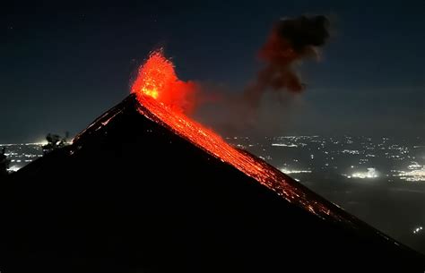 🔥Volcan de Fuego in Guatemala erupting against the backdrop of many ...