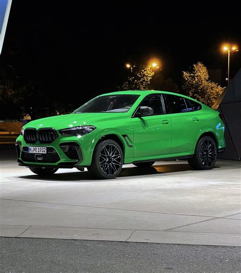 아름다운 시그널 그린 컬러로 빛나는2022 Bmw X6 M Bmw의 모든 뉴스를 제공합니다