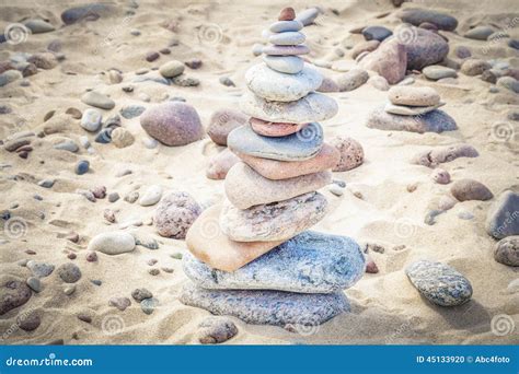 Pedras Equilibradas Empilhadas Na Pilha Foto De Stock Imagem De Macio