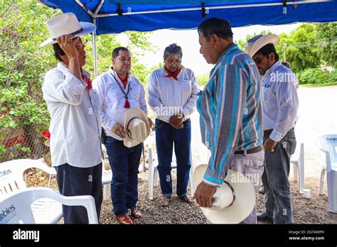 VICAM MÉXICO 10 JULIO 2021 Hombres de la etnia Yaqui rezan durante