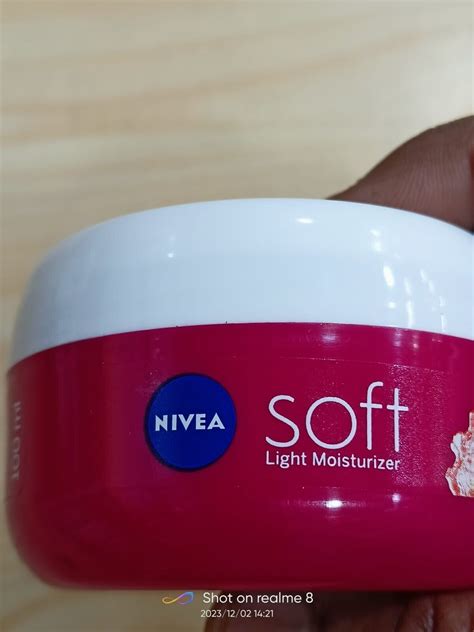 NIVEA Soft Light Moisturizer Cream For Peppy Pomegranate With Vitamin