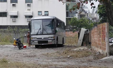 Terreno Baldio Do Recreio Usado Como Estacionamento Irregular