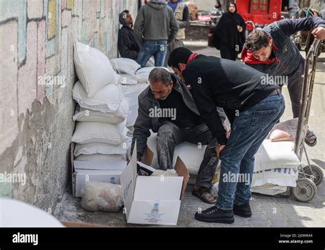 Los Palestinos Recaudan Ayuda Alimentaria De Un Centro De Distribuci N