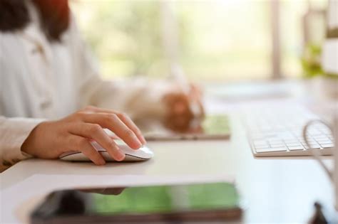 Imagen De Vista Lateral De Una Mujer De Negocios Que Trabaja En Su