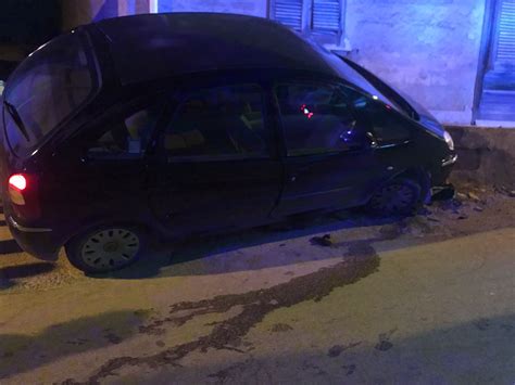 Marsala Incidente Nella Notte In Via Trapani Auto Fuori Strada Tre