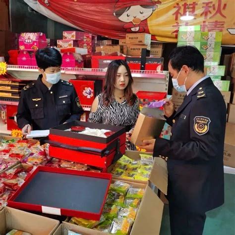 市场监督管理局开展中秋节前食品安全专项检查月饼经营执法人员