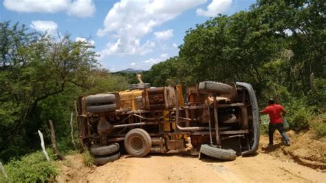 Caminhão carregado de areia tomba na zona rural de Itaberaba